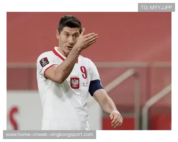 波兰国家队主攻头球战术，莱万终结能力依旧犀利